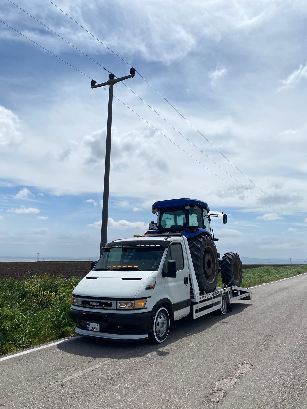 Çekiciyle taşınan SUV araç