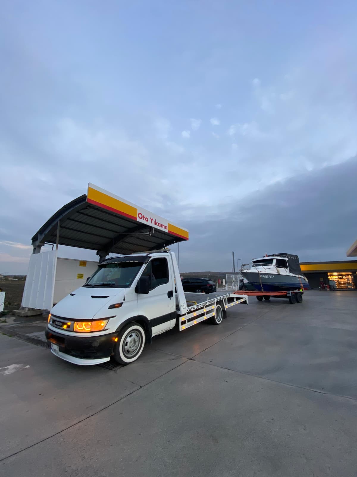 Acil yardım üçgeni ve çekici